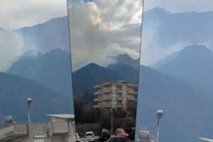 Denizli'nin Merkezefendi il&ccedil;esinde orman yangını &ccedil;ıktı. B&ouml;lgeye sevk edilen ekipler,