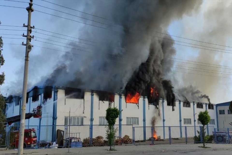 Denizli'de bir tekstil fabrikasında henüz belirlenemeyen bir sebeple yangın çıktı.