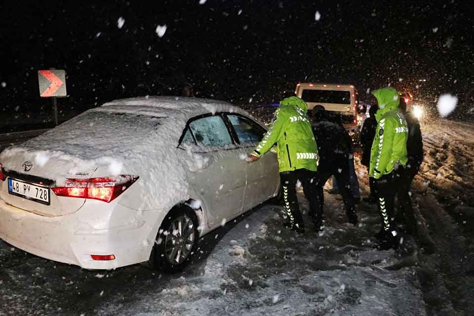 DENİZLİ'de, kent genelinde akşam saatlerinde başlayan yoğun kar yağışı ulaşımı