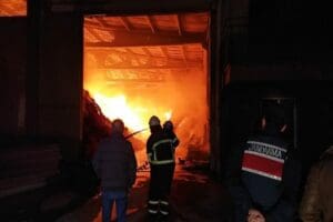 Uşak Deri Karma Organize Sanayi B&ouml;lgesinde bir tekstil girmasının deposunda