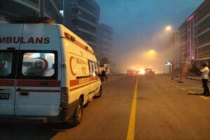 İzmir'in Torbalı il&ccedil;esinde akaryakıt istasyonu ve apartmana yakın mesafedeki trakt&ouml;r