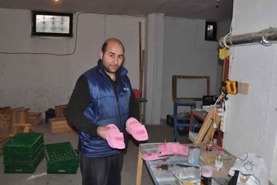 Kars&rsquo;ta, 7 katlı bir binanın altındaki depodan televizyon ve inşaat