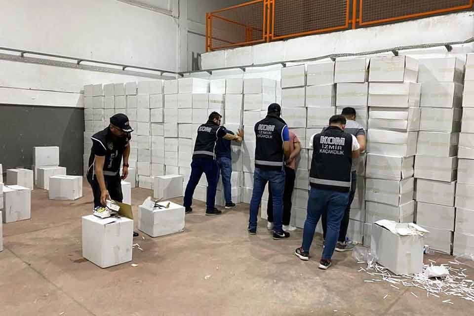 İZMİR'in Menderes il&ccedil;esindeki bir depoya d&uuml;zenlenen operasyonda, g&uuml;mr&uuml;k ka&ccedil;ağı olduğu