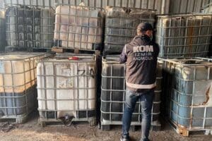 İzmir'de, polis ekiplerince bir depoya yapılan baskında 109 bin 500
