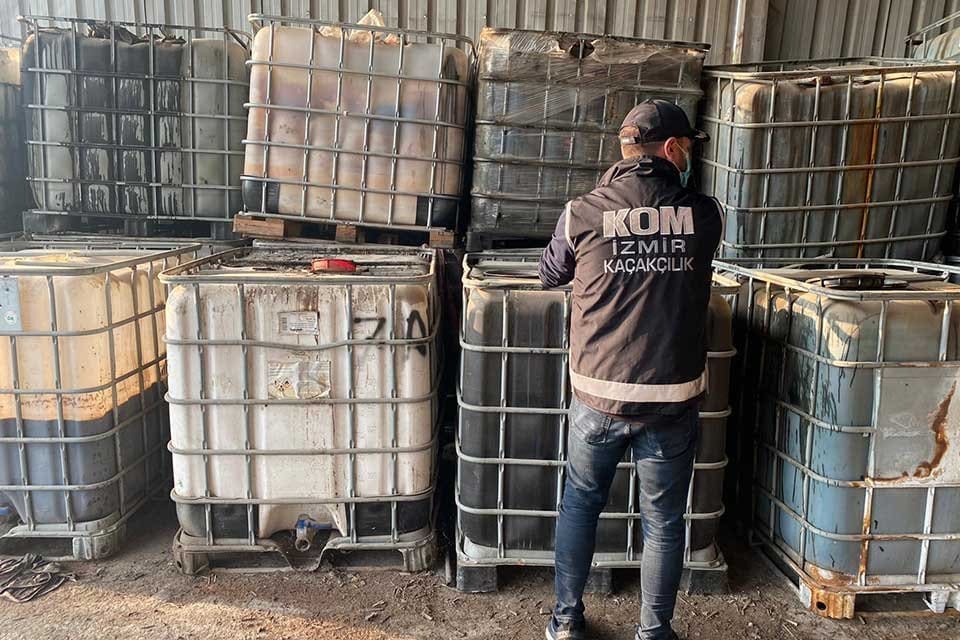 İzmir'de, polis ekiplerince bir depoya yapılan baskında 109 bin 500