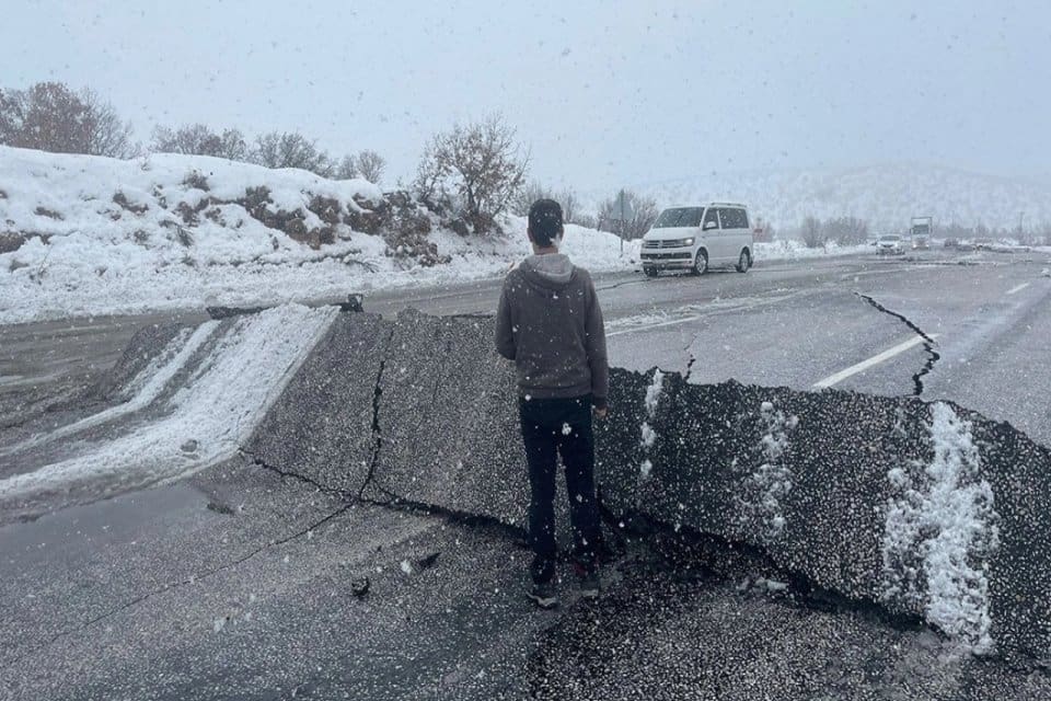 Karayolları Genel M&uuml;d&uuml;rl&uuml;ğ&uuml; deprem b&ouml;lgelerindeki kapalı ve a&ccedil;ık yol g&uuml;zergahlarına