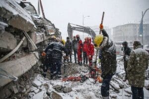 Deprem felaketini yaşayan b&ouml;lge soğuk havayla da m&uuml;cadele ediyor. Ge&ccedil;tiğimiz