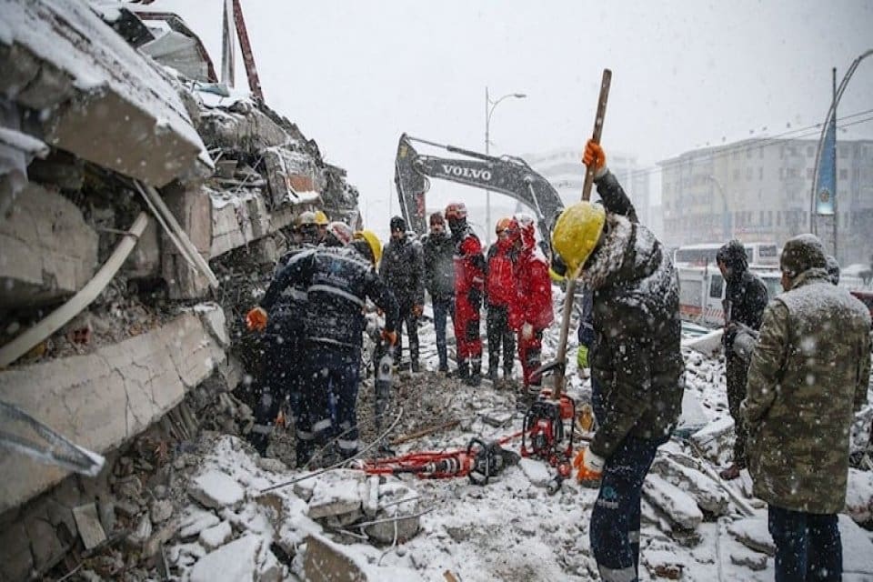 Deprem felaketini yaşayan b&ouml;lge soğuk havayla da m&uuml;cadele ediyor. Ge&ccedil;tiğimiz