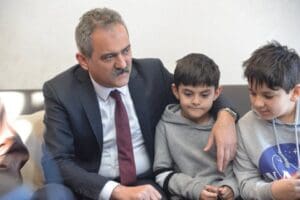 Milli Eğitim Bakanı Mahmut &Ouml;zer, deprem b&ouml;lgesinde g&ouml;rev yapan &ouml;ğretmenlerin