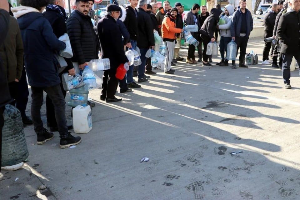 Pazartesi g&uuml;n&uuml; meydana gelen 7,7 ve 7,6 b&uuml;y&uuml;kl&uuml;ğ&uuml;ndeki depremlerle sarsılan