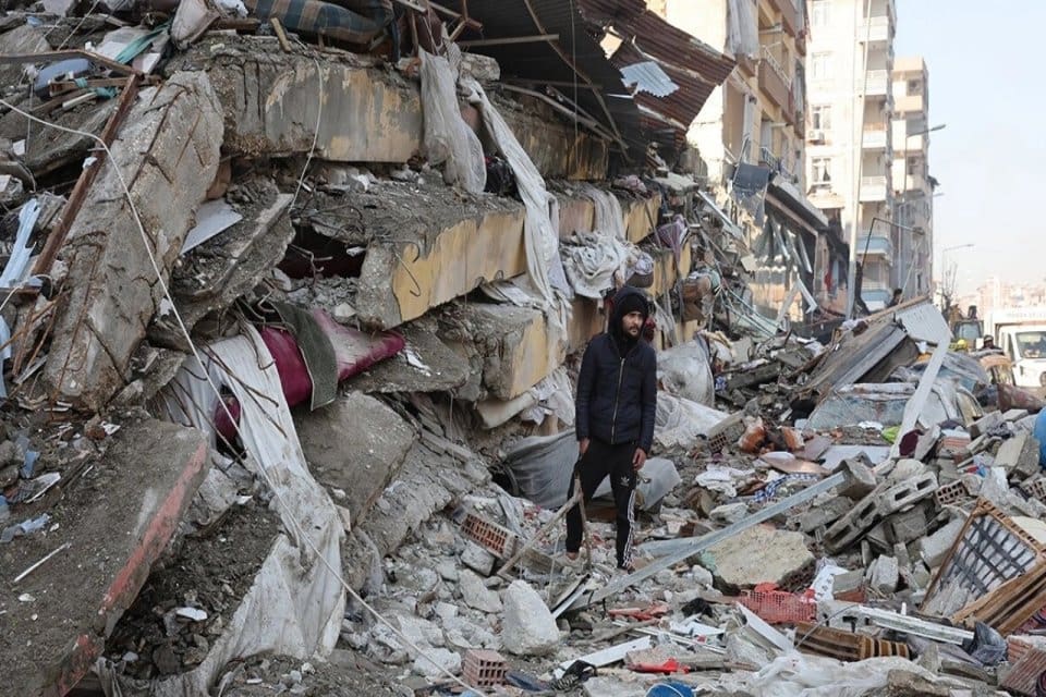Eğitimli arama kurtarma uzmanı Merve &Ouml;zkorkmaz, depremin ilk g&uuml;n&uuml;nden itibaren