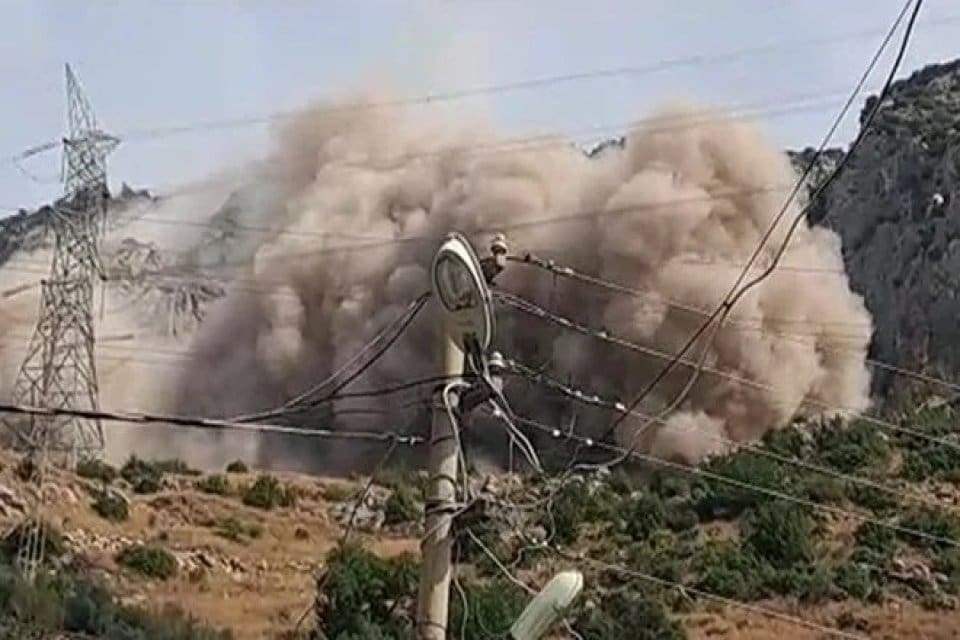 Hatay'ın İskenderun il&ccedil;esinde bir maden ocağında patlatılan dinamit, depremzedeleri korkuttu.