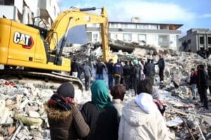 Milli Eğitim Bakanı Mahmut &Ouml;zer, deprem b&ouml;lgesindeki 10 ilde eğitim