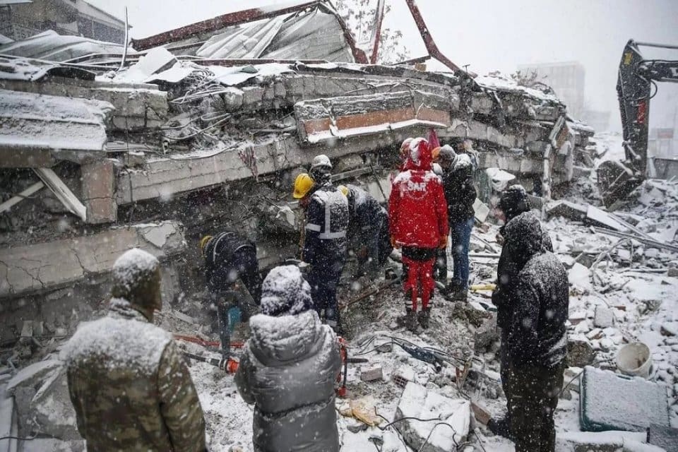 Meteoroloji deprem b&ouml;lgesi ve yurt geneli i&ccedil;in hava durumu raporunu