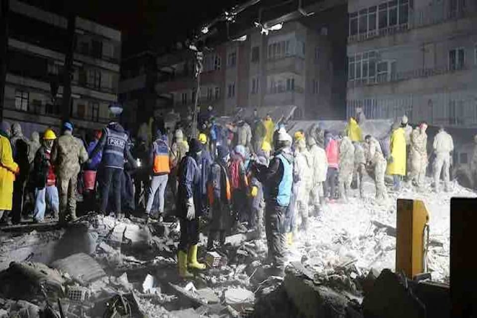 Kahramanmaraş'ın Pazarcık il&ccedil;esinde 7.7, Elbistan il&ccedil;esinde ise 7.6 b&uuml;y&uuml;kl&uuml;ğ&uuml;nde iki