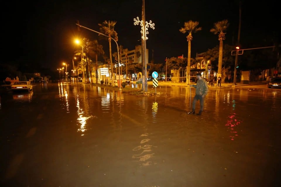 Hatay'ın İskenderun il&ccedil;esinde denizin y&uuml;kselmesi sonucu bazı cadde ve sokaklarda