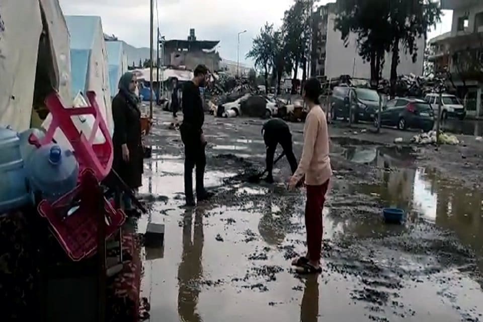 Meteoroloji Genel M&uuml;d&uuml;rl&uuml;ğ&uuml;'n&uuml;n uyarılarının ardından Kahramanmaraş merkezli depremde b&uuml;y&uuml;k enkazın