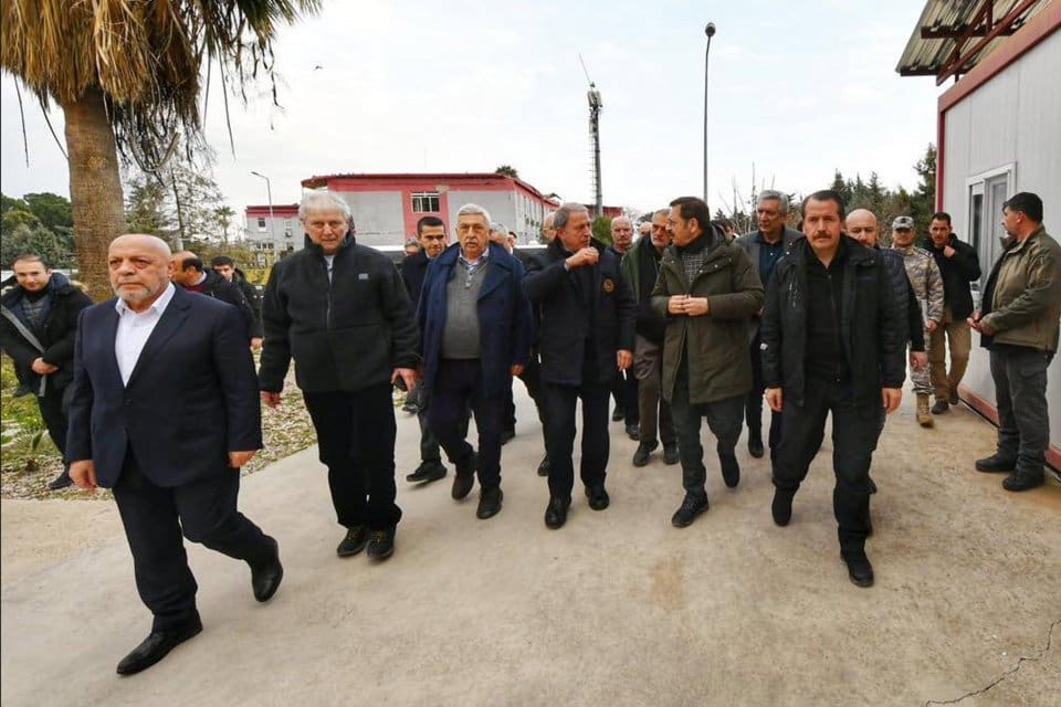 Deprem b&ouml;lgesinde incelemelerde bulunup, sanayi tesislerinin durumuyla ilgili bilgi veren