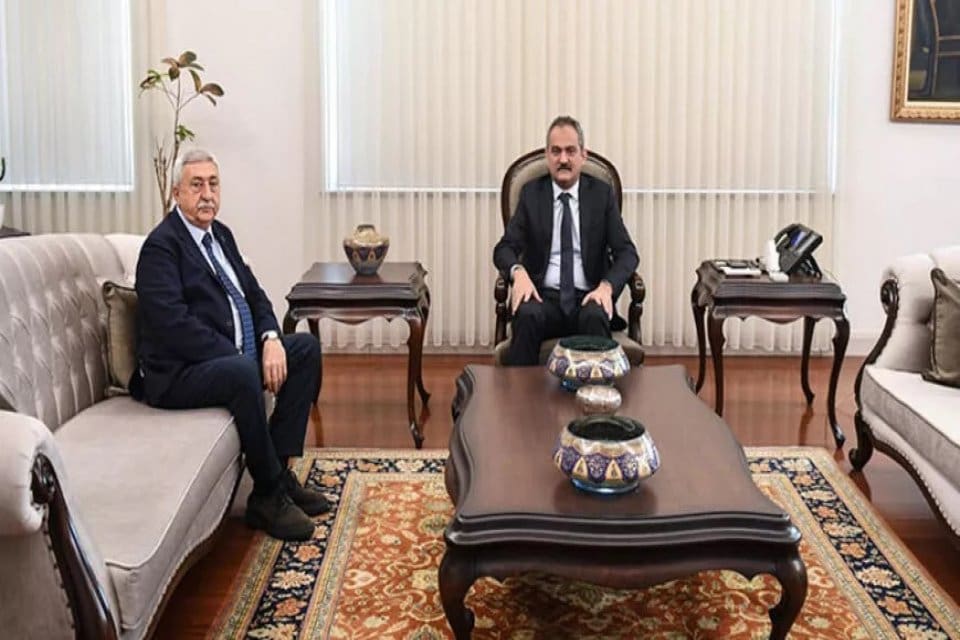 Milli Eğitim Bakanı Mahmut &Ouml;zer, deprem nedeniyle mağduriyet yaşayan &ouml;ğrencilerin