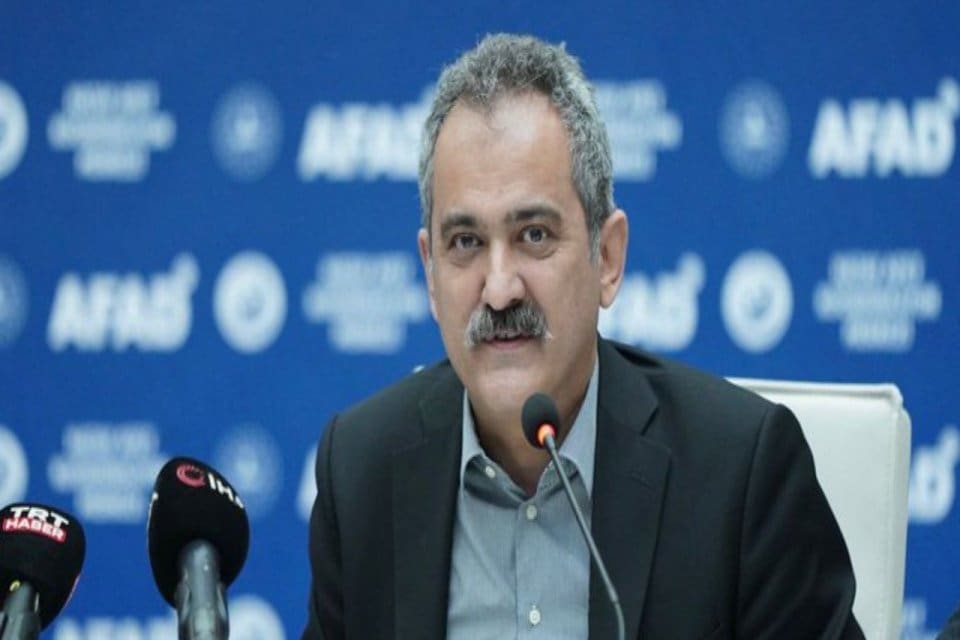 Milli Eğitim Bakanı Mahmut &Ouml;zer, deprem b&ouml;lgesindeki 10 kentte &ouml;ğrencilerin