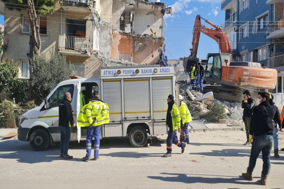 İzmir B&uuml;y&uuml;kşehir Belediyesi ekipleri deprem b&ouml;lgesinde arama-kurtarma, sağlık hizmetleri ve