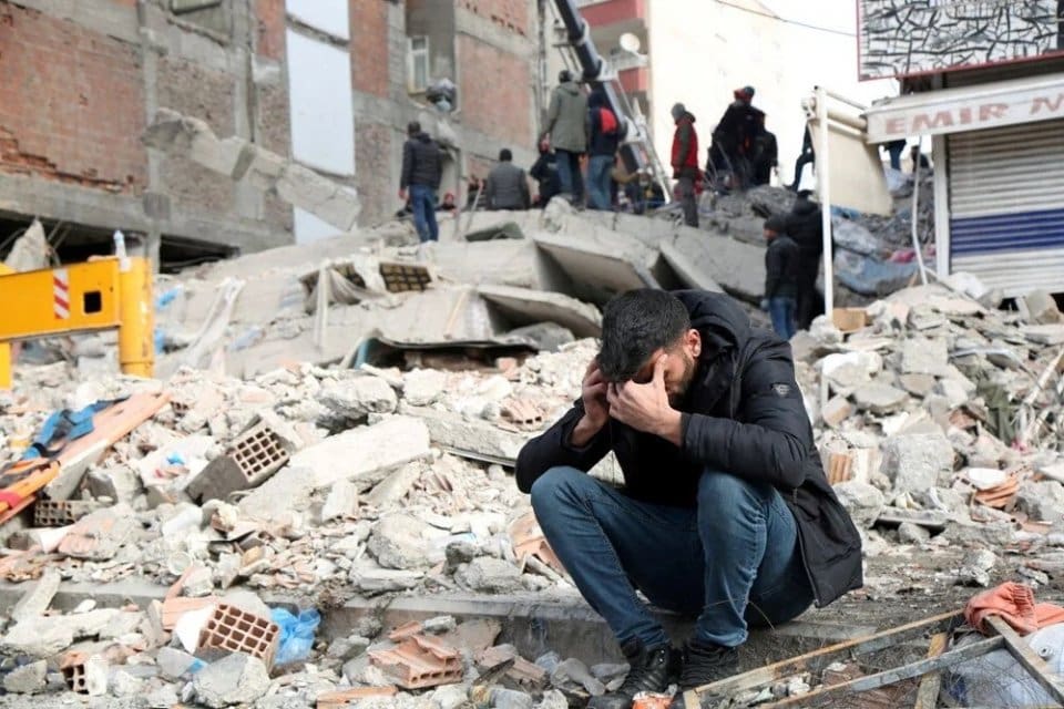 T&uuml;rkiye iki b&uuml;y&uuml;k deprem felaketinin yaralarını sarmaya &ccedil;alışıyor. İlki 7,7