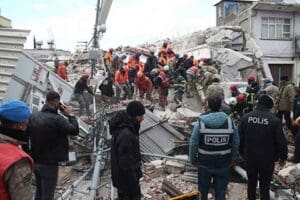 T&uuml;rkiye iki b&uuml;y&uuml;k deprem felaketinin yaralarını sarmaya &ccedil;alışıyor. İlki 7,7