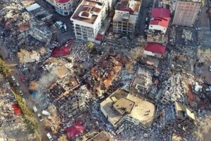 Deprem felaketinde henüz yaşını bile doldurmamış binaların dahi yerle bir