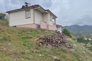 Elazığ'da 2011 yılında 5,4 b&uuml;y&uuml;kl&uuml;ğ&uuml;ndeki depremin ardından merkeze bağlı Korucu