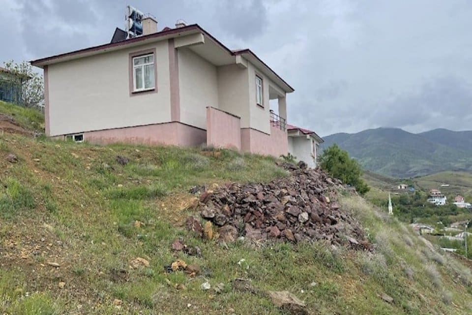 Elazığ'da 2011 yılında 5,4 b&uuml;y&uuml;kl&uuml;ğ&uuml;ndeki depremin ardından merkeze bağlı Korucu