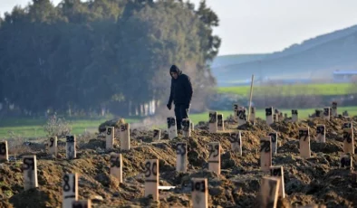 Deprem mezarlığı… Numarayla gömüyorlar