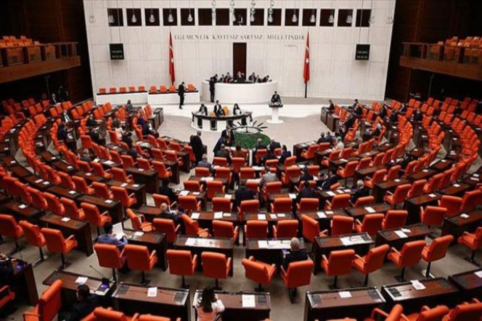 AK Parti Grup Başkanvekili Mustafa Elitaş, Kahramanmaraş merkezli 7.7 b&uuml;y&uuml;kl&uuml;ğ&uuml;ndeki