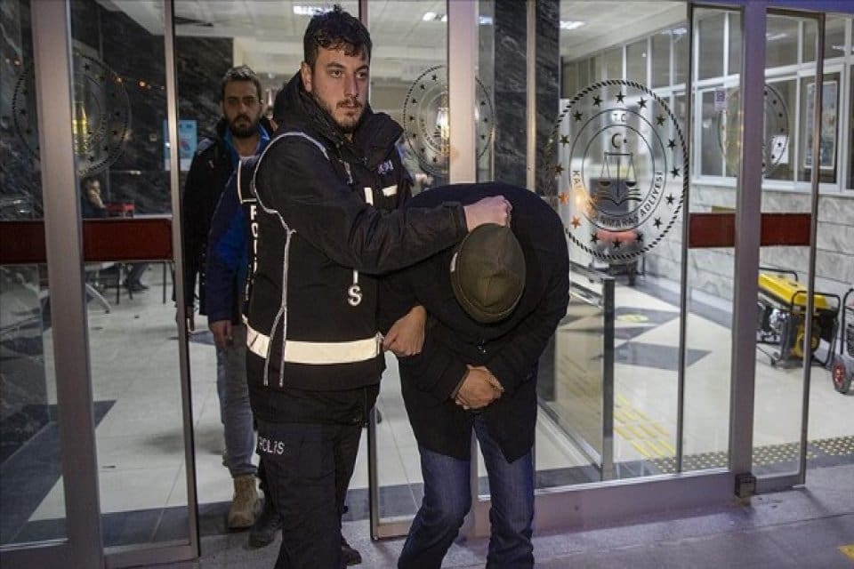 Deprem b&ouml;lgesinde yıkılan binalarla ilgili soruşturmalar kapsamında 564 ş&uuml;pheli tespit