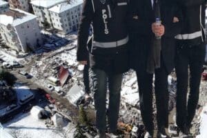 Deprem b&ouml;lgesinde yıkılan binalarla ilgili y&uuml;r&uuml;t&uuml;len soruşturmalar kapsamında 1184 ş&uuml;pheli