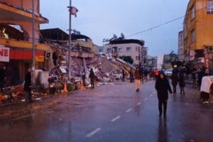 T&uuml;rkiye, deprem felaketinin yaralarını sarmaya &ccedil;alışırken Pakistan'da yeni bir tartışma