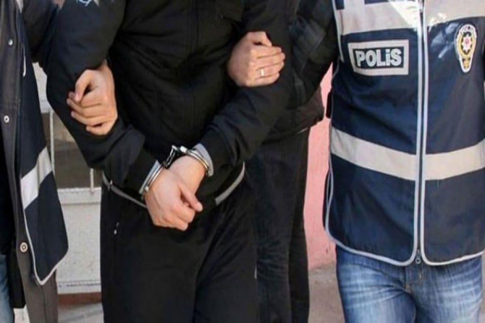 Ankara'da, depremzedeler i&ccedil;in toplanan gıda yardımlarını, market ve bakkallara satmaya