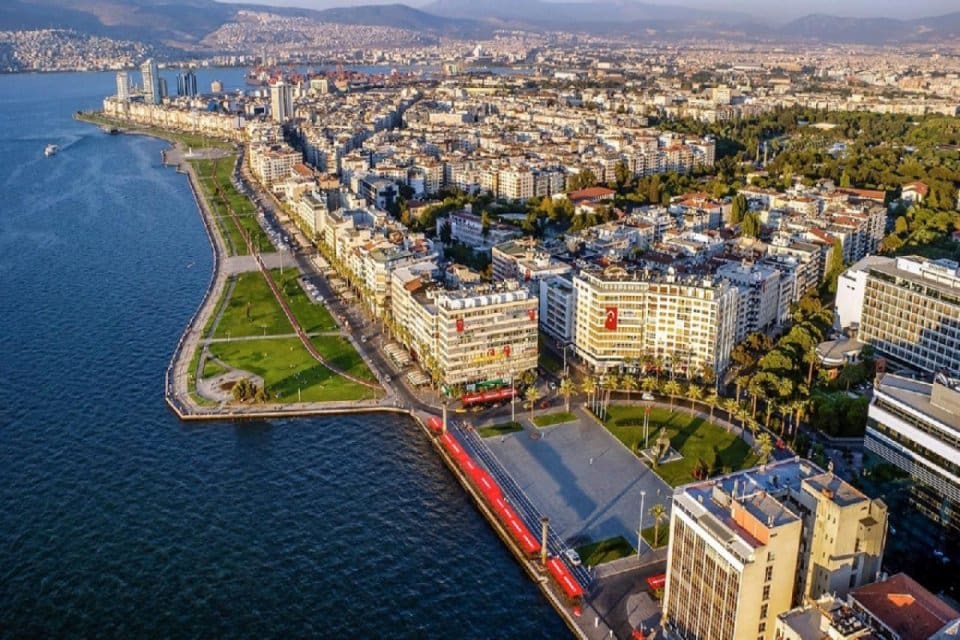 Kahramanmaraş'ın Pazarcık il&ccedil;esinde meydana gelen deprem felaketi nedeniyle İzmir'deki etkinlikler