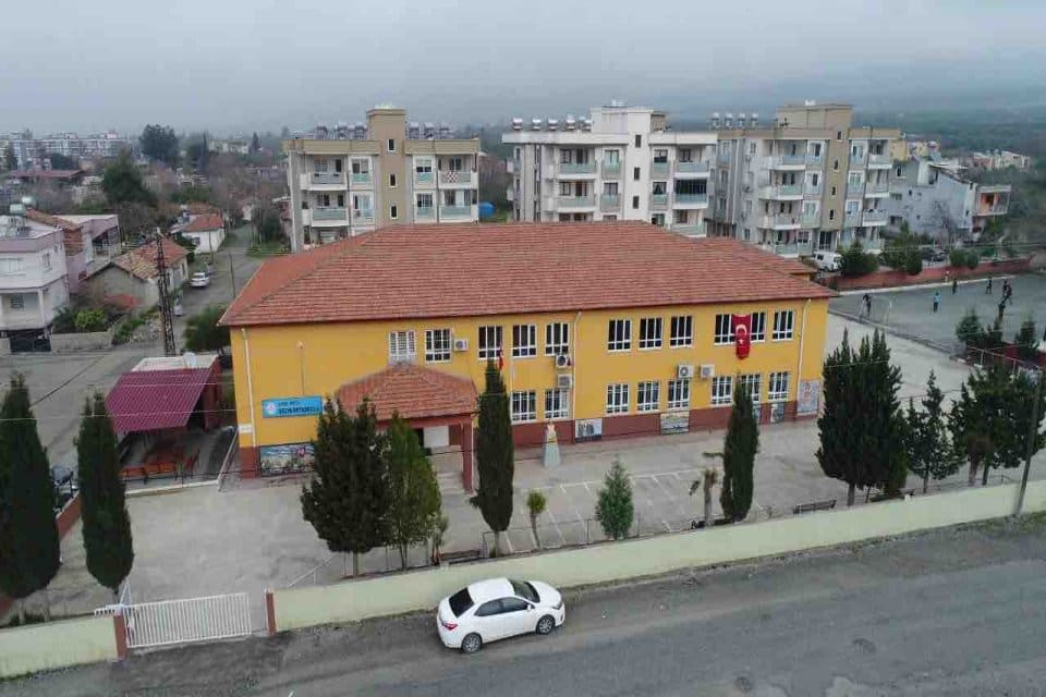 Hatay'ı enkaz yığınına &ccedil;eviren depremlerde Erzin'de tek bina yıkılmadı. Başkan