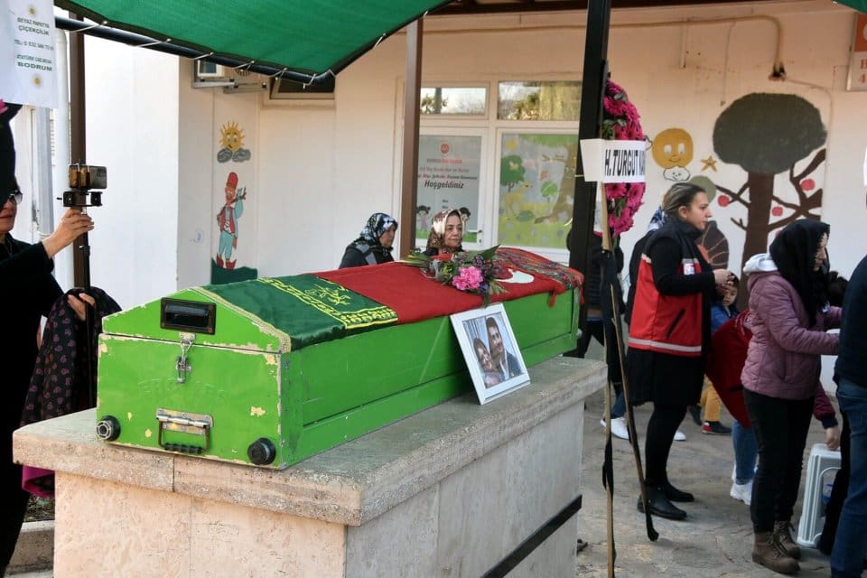 Hatay'da, kendisi gibi &ouml;ğretmen olan eşi ile birlikte enkaz altında