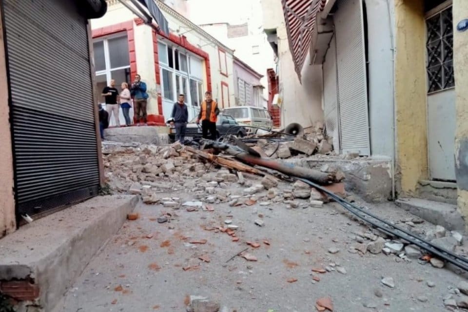 İzmir'de 4,9 b&uuml;y&uuml;kl&uuml;ğ&uuml;ndeki deprem sırasında evinin balkonundan atlayan 18 yaşındaki