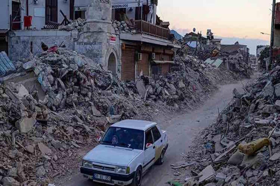 Deprem b&ouml;lgesinde yıkılan ya da &uuml;zerinde imara aykırı değişiklik yapılan