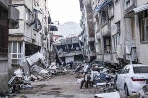 Yıllara yayılan kredilerle konut sahibi olan depremzedelerin evleri yıkıldı, bor&ccedil;ları
