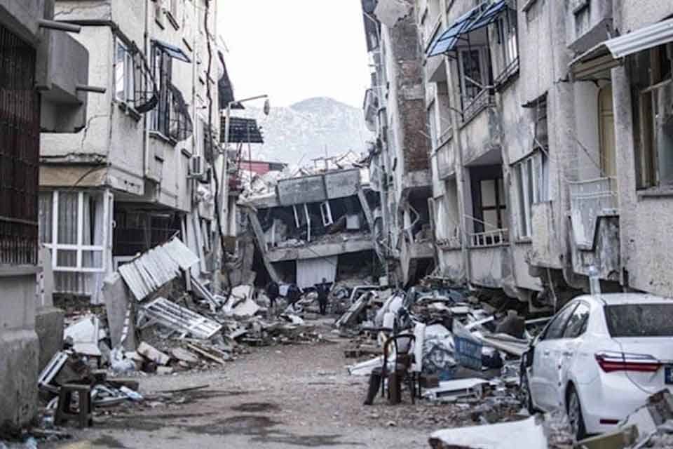 Yıllara yayılan kredilerle konut sahibi olan depremzedelerin evleri yıkıldı, bor&ccedil;ları