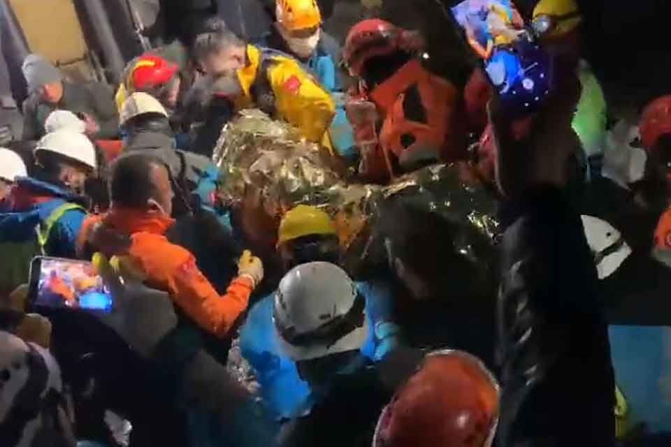 Kahramanmaraş'ın Pazarcık ile Elbistan il&ccedil;elerinde 7.7 ve 7.6 b&uuml;y&uuml;kl&uuml;ğ&uuml;ndeki depremden