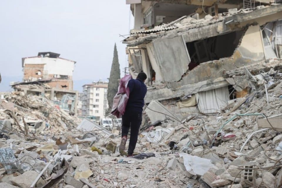 45 bin 89 kişinin hayatını kaybettiği deprem felaketinden 26 g&uuml;n