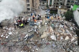 7,4 b&uuml;y&uuml;kl&uuml;ğ&uuml;ndeki depremin ardından T&uuml;rkiye'ye destek ve taziye mesajları geldi.
