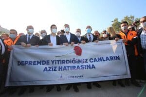 İzmir B&uuml;y&uuml;kşehir Belediyesi Başkanı Tun&ccedil; Soyer, 30 Ekim İzmir Depremi'nin
