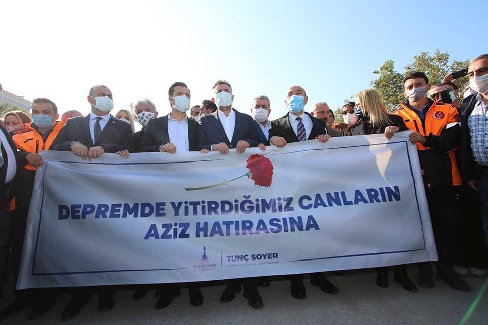 İzmir B&uuml;y&uuml;kşehir Belediyesi Başkanı Tun&ccedil; Soyer, 30 Ekim İzmir Depremi'nin