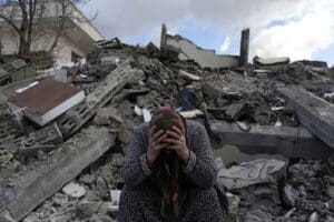 T&uuml;rkiye iki b&uuml;y&uuml;k deprem felaketinin yaralarını sarmaya &ccedil;alışıyor. İlki 7,7