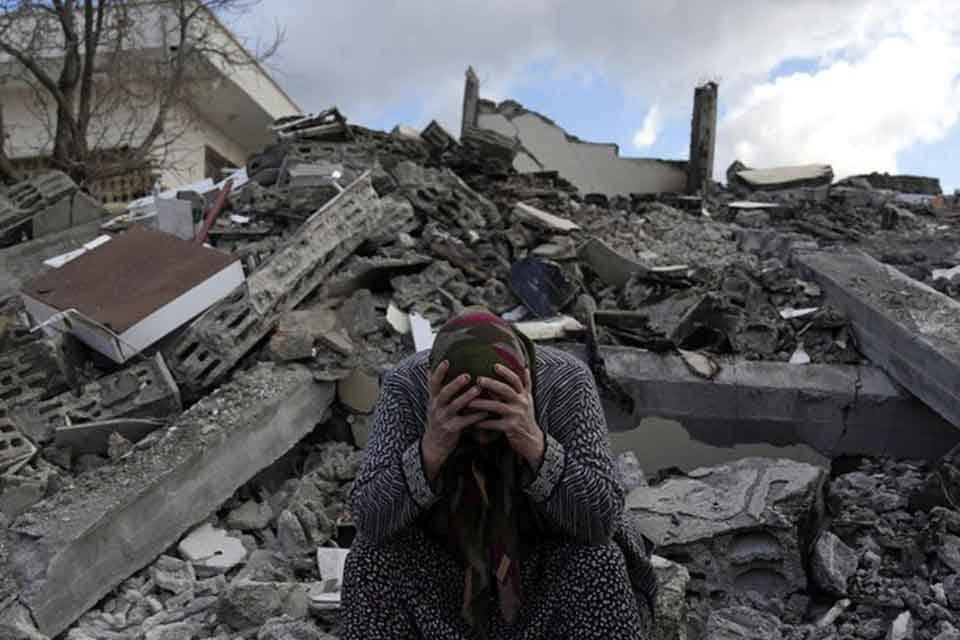 T&uuml;rkiye iki b&uuml;y&uuml;k deprem felaketinin yaralarını sarmaya &ccedil;alışıyor. İlki 7,7